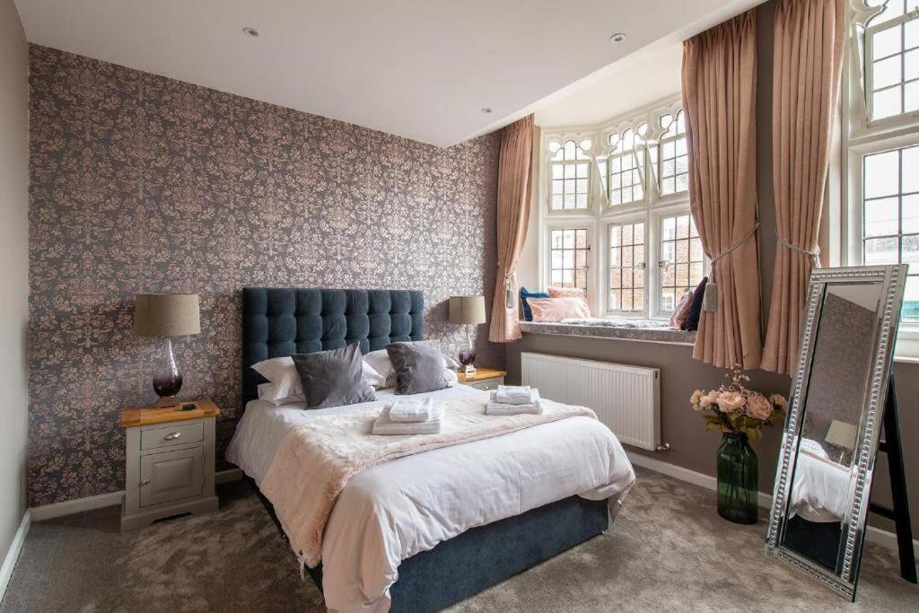 The Most Central Apartment In Canterbury Stunning Interiors, Fully Equipped, City Views And Free Wifi! Exterior photo