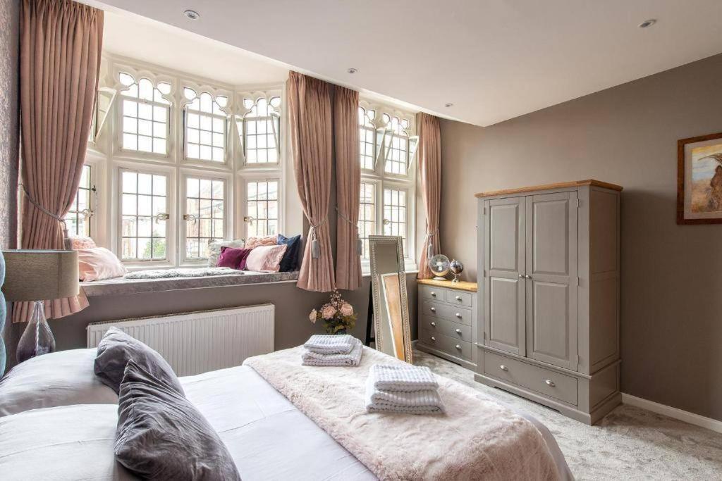 The Most Central Apartment In Canterbury Stunning Interiors, Fully Equipped, City Views And Free Wifi! Exterior photo