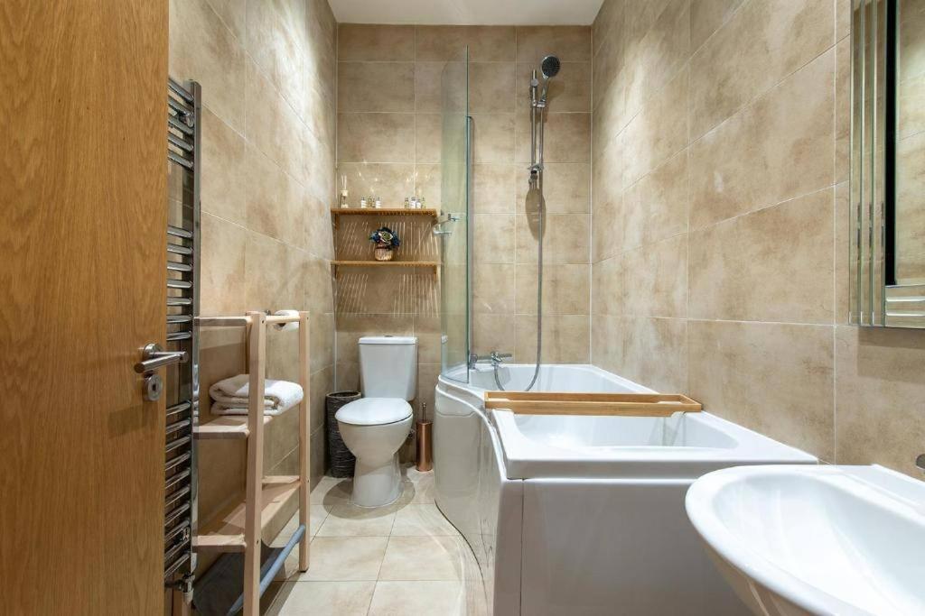 The Most Central Apartment In Canterbury Stunning Interiors, Fully Equipped, City Views And Free Wifi! Exterior photo
