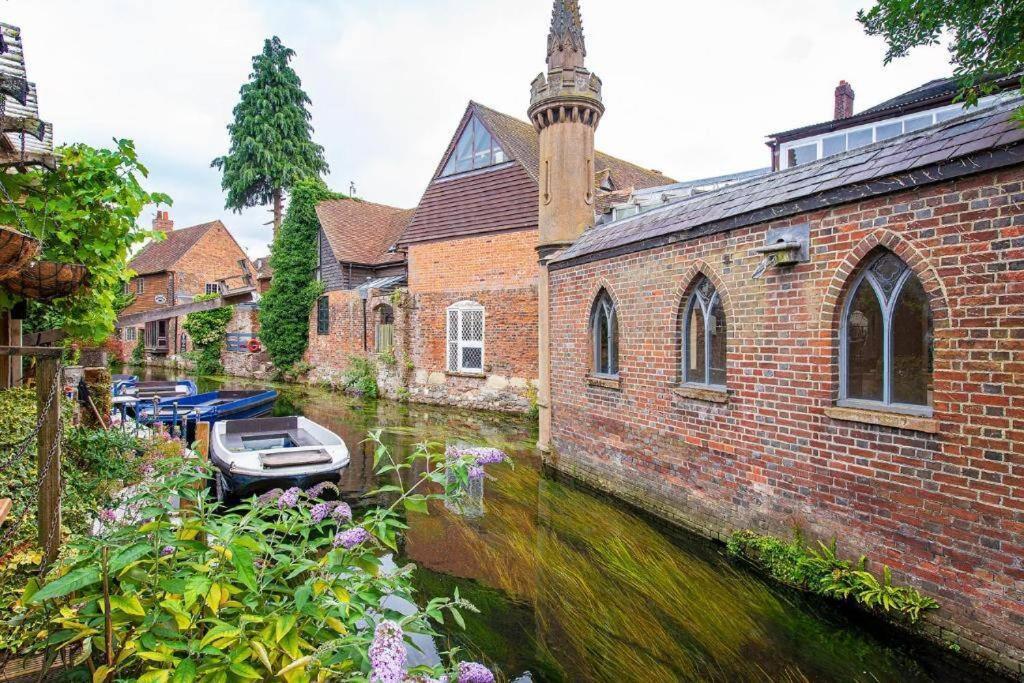 The Most Central Apartment In Canterbury Stunning Interiors, Fully Equipped, City Views And Free Wifi! Exterior photo
