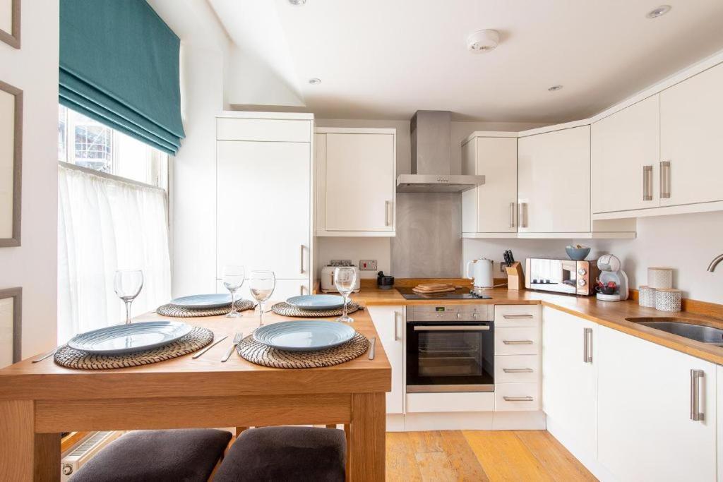 The Most Central Apartment In Canterbury Stunning Interiors, Fully Equipped, City Views And Free Wifi! Exterior photo